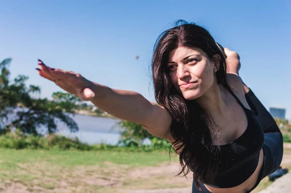 Latino Jonge Vrouw Buiten Staan Een Voet Strekken Van Haar — Stockfoto