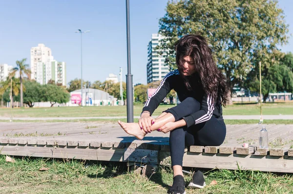 Σπορ Νεαρή Καυκάσια Γυναίκα Κάθεται Έξω Ένα Πάρκο Βάζοντας Καυτή — Φωτογραφία Αρχείου