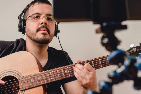 Caucasiano Latino Jovem Com Óculos Casa Assistindo Aulas Guitarra Celular — Fotografia de Stock