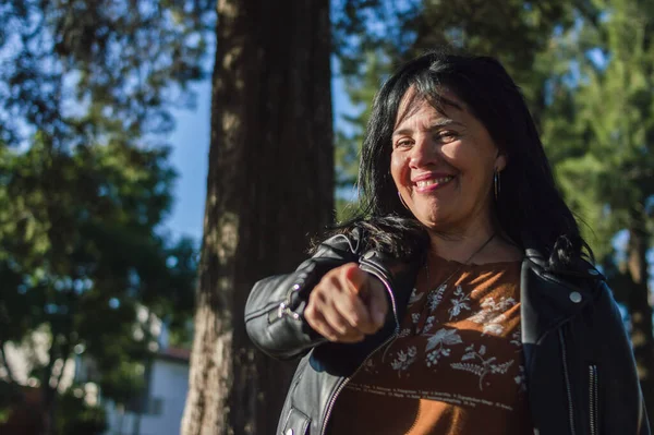 Ritratto Donna Adulta Caucasica Latina All Aperto Campagna Piedi Sorridente — Foto Stock