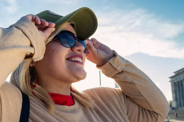 Close Πορτρέτο Καυκάσιος Αργεντίνος Νεαρός Λατίνος Τουρίστας Γυναίκα Φορώντας Γυαλιά — Φωτογραφία Αρχείου