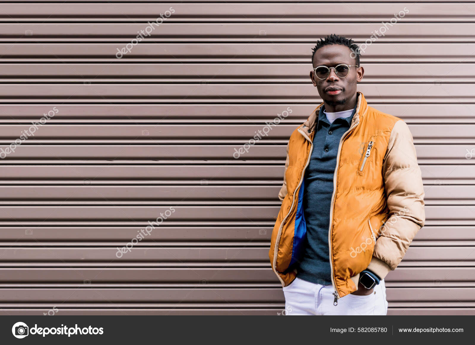 Jeune Homme Africain L exterieur Portant Des Lunettes Une Veste Couleur Photo de stock par setocontreras 582085780