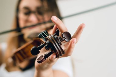 Keman çalan bulanık kadın kemancı, el ve çiviye odaklan, sağdaki boşluğu kopyala. Müzik ve müzik eğitimi kavramı.