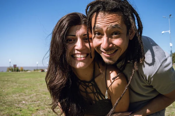 Retrato Joven Latino Con Rastas Una Mujer Caucásica Abrazando Juntos —  Fotos de Stock