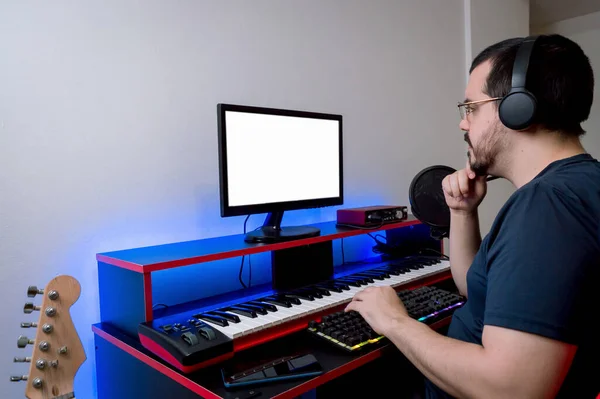 Caucasian Latin Man Headphones Glasses Working Sitting His Home Music — Foto de Stock