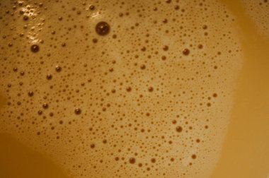 Fotokopi alanı olan bir bardağın içindeki latte köpük dokusu.