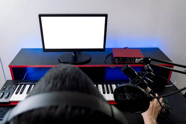 헤드폰을 컴퓨터 모니터를 손으로 마우스를 스튜디오에서 일하고 사람을 뒤에서 바라봄 — 스톡 사진