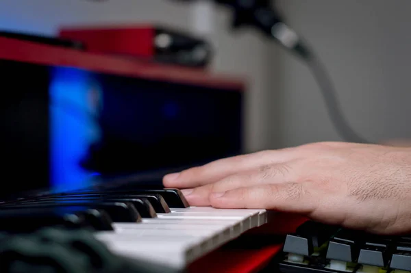 Close Mãos Masculinas Caucasianas Irreconhecíveis Nas Teclas Piano Elétrico Estúdio — Fotografia de Stock