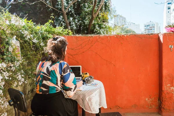 Vista Traseira Jovem Designer Gráfico Terraço Sua Casa Trabalhando Sentado — Fotografia de Stock