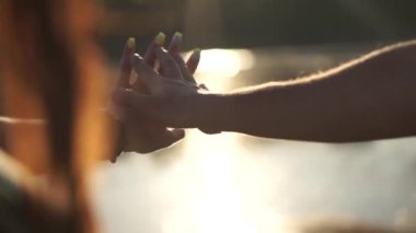 Birbirine aşık çiftler buluşup güneşin altında oynaşıyorlar.