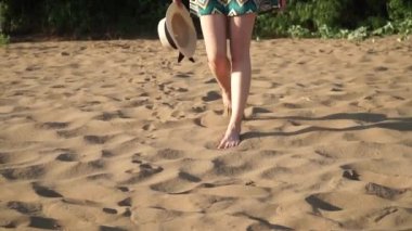 Birbirine aşık çiftler buluşup güneşin altında oynaşıyorlar.