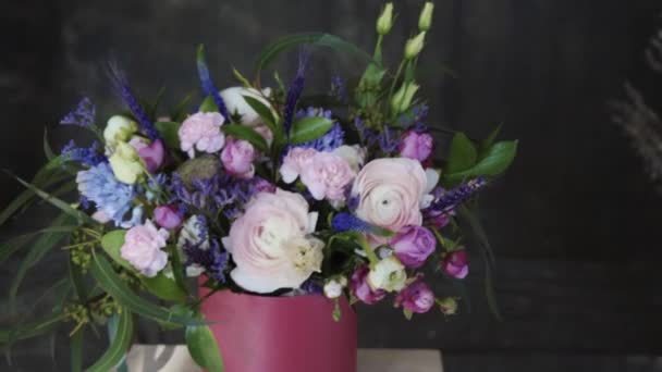 Ein Strauß Frischer Blumen Für Einen Geliebten Menschen — Stockvideo