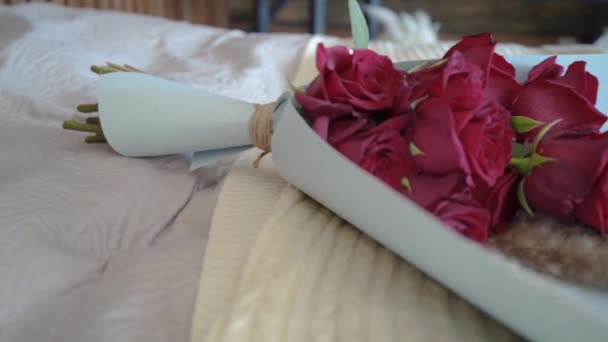 Ένα Μπουκέτο Φρέσκα Λουλούδια Για Ένα Αγαπημένο Πρόσωπο — Αρχείο Βίντεο