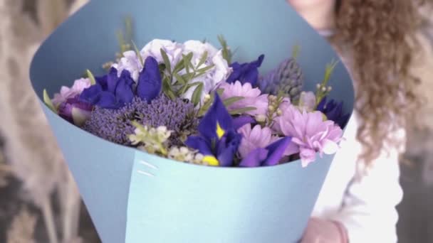Ένα Μπουκέτο Φρέσκα Λουλούδια Για Ένα Αγαπημένο Πρόσωπο — Αρχείο Βίντεο
