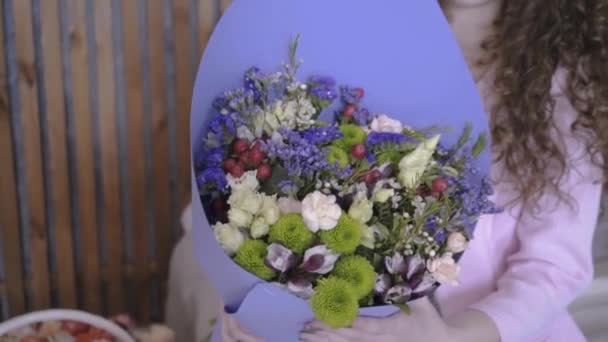 Bukett Med Färska Blommor För Nära Och Kära — Stockvideo
