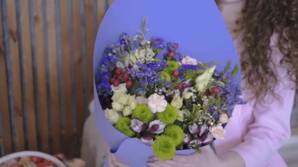 Букет Свіжих Квітів Коханої Людини — стокове відео