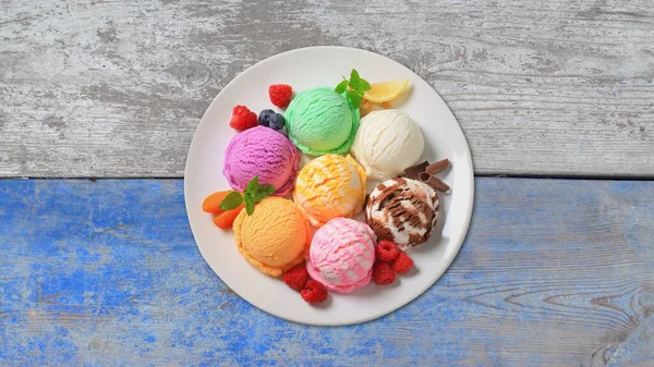 木制质感桌子上有五颜六色的冰淇淋盘 — 图库照片