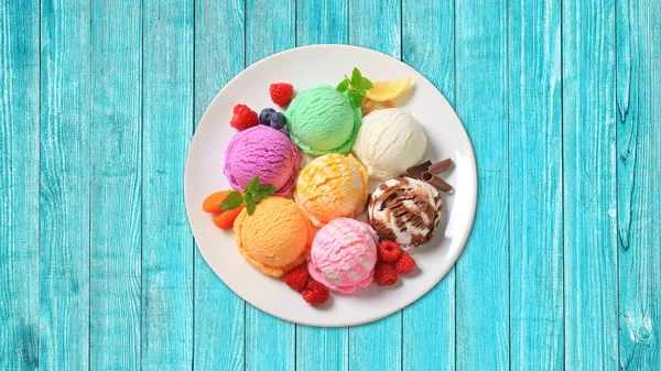 Assiette Avec Crème Glacée Colorée Sur Une Table Bois — Photo