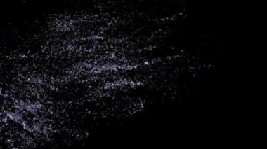 Su sıçraması farklı yönlere uçuyor.