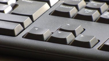 Bir bilgisayar klavyesinde çalışan tuşlu klavye.