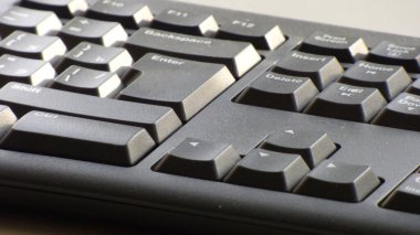 Bir bilgisayar klavyesinde çalışan tuşlu klavye.