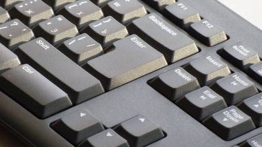 Bir bilgisayar klavyesinde çalışan tuşlu klavye.