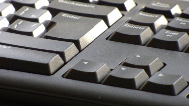 Bir bilgisayar klavyesinde çalışan tuşlu klavye.