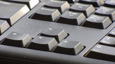 Bir bilgisayar klavyesinde çalışan tuşlu klavye.