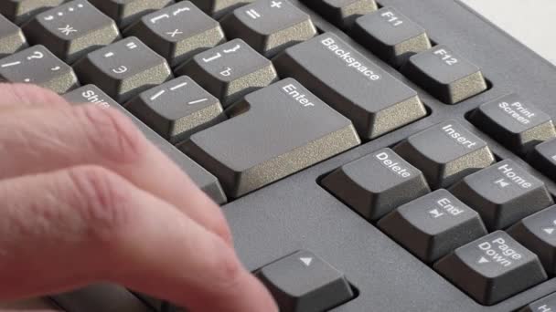 Людина Вводить Клавіатурі Працює Клавіатурі Комп Ютера Крупним Планом — стокове відео