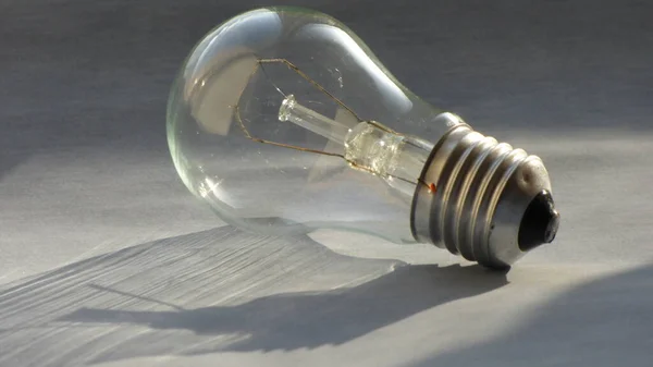 elektrik akkor lamba desenli yüzeye gölge düşürüyor