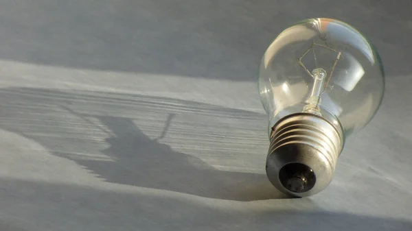 Lámpara Incandescente Eléctrica Que Proyecta Una Sombra Sobre Una Superficie —  Fotos de Stock