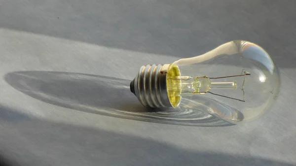 Lampe Électrique Incandescence Projetant Une Ombre Sur Une Surface Texturée — Photo