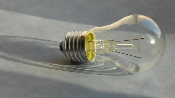 Lampe Électrique Incandescence Projetant Une Ombre Sur Une Surface Texturée — Photo