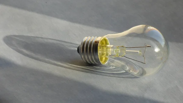 elektrik akkor lamba desenli yüzeye gölge düşürüyor