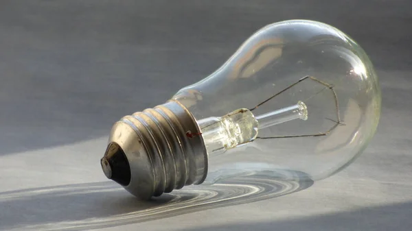 elektrik akkor lamba desenli yüzeye gölge düşürüyor