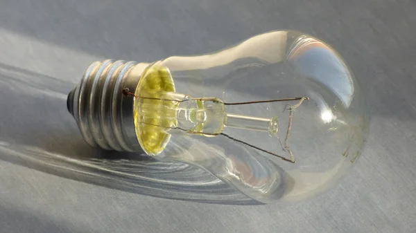 Lampada Incandescenza Elettrica Che Proietta Ombra Una Superficie Strutturata — Foto Stock