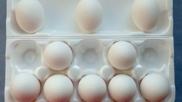 Яйца Ряд Белой Упаковке — стоковое фото