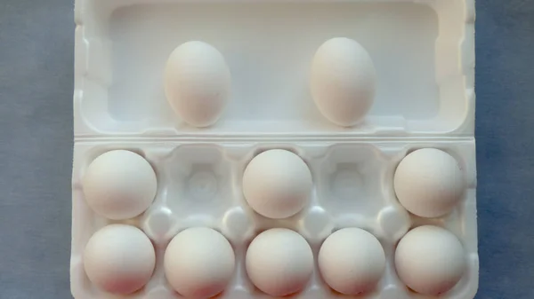 Oeufs Rangée Dans Emballage Blanc — Photo