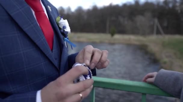 Recém Casados Pendurar Cadeado Ponte Como Sinal Amor — Vídeo de Stock