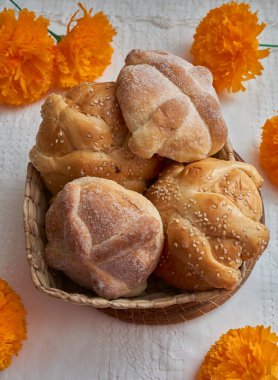 Lezzetli geleneksel Meksika ekmeği Ölüler gününü kutlamak için