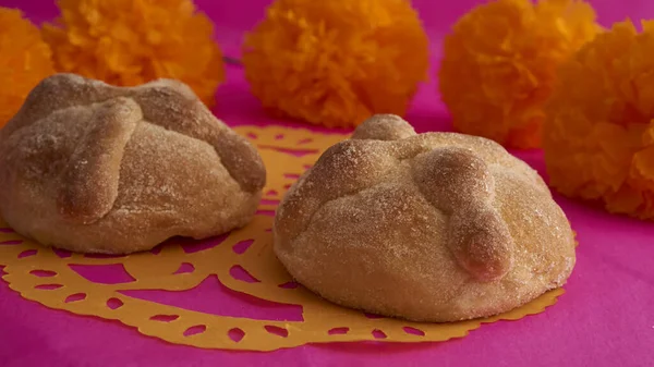 Lezzetli geleneksel Meksika ekmeği Ölüler gününü kutlamak için