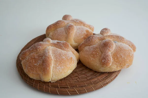 Lezzetli geleneksel Meksika ekmeği Ölüler gününü kutlamak için