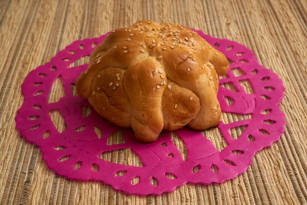 Lezzetli geleneksel Meksika ekmeği Ölüler gününü kutlamak için