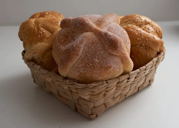 Lezzetli geleneksel Meksika ekmeği Ölüler gününü kutlamak için