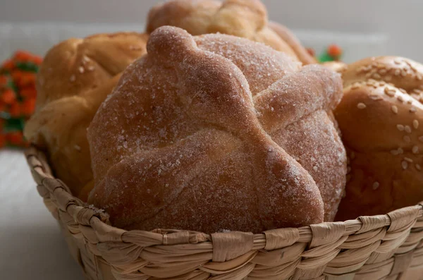 Lezzetli geleneksel Meksika ekmeği Ölüler gününü kutlamak için