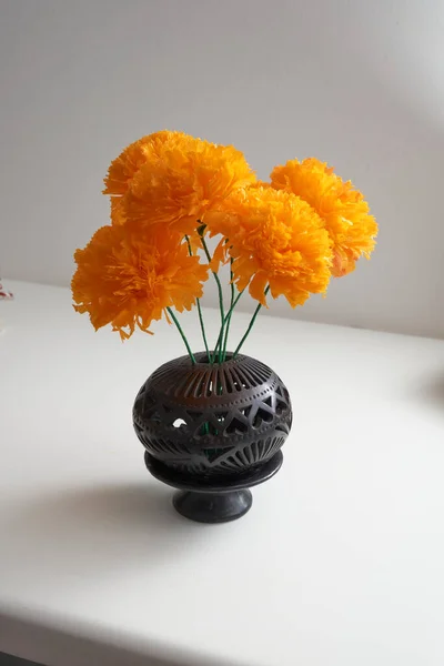                                Ölü yapay cempazuchil çiçeğinin günü 