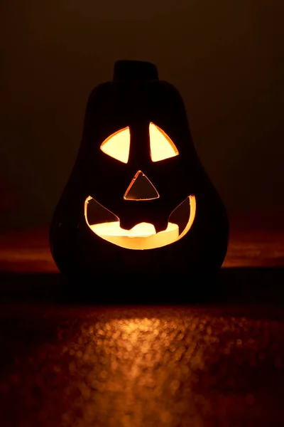 Karanlıkta aydınlatılmış cadılar bayramı balkabağı kafası