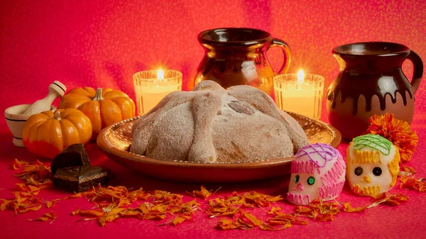  Meksika 'da ölenlerin sunağı için mumlarla birlikte ölülerin ekmeği.