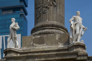 Meksika 'nın bağımsızlık kolunun heykelleri.