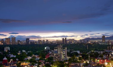 Meksika 'nın Polanco bölgesindeki panoramik gece manzarası
